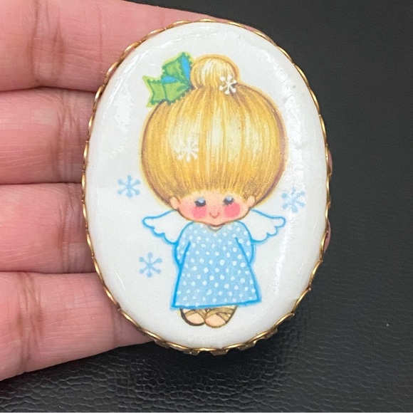 Vintage 70’s Angel Kitschy Little Girl Angel Cameo Brooch 14.5g - Picture 5 of 10